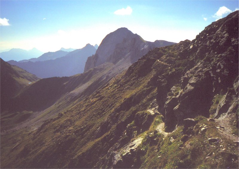 foto 30 - unterwegs unterhalb des grats, blick zurück richtung luggauer törl (kleiner teich ganz links)
