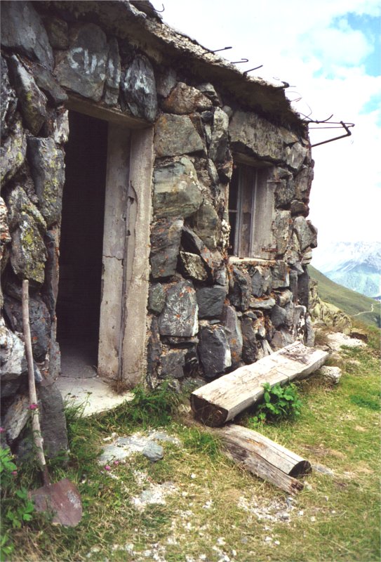 foto 42 - befestigungsanlage am tilliacher joch - eingang zur alten anlage, schlafplatz (davor)