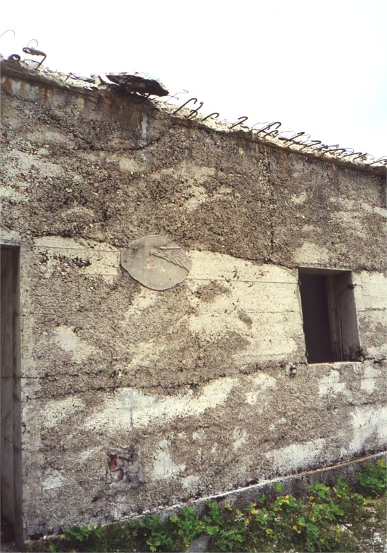 foto 43 - befestigungsanlage am tilliacher joch - reste von adler auf unterem betonbunker