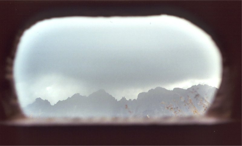 foto 79 - bunker bei demut - blick durch das bunkersichtfenster richtung süden