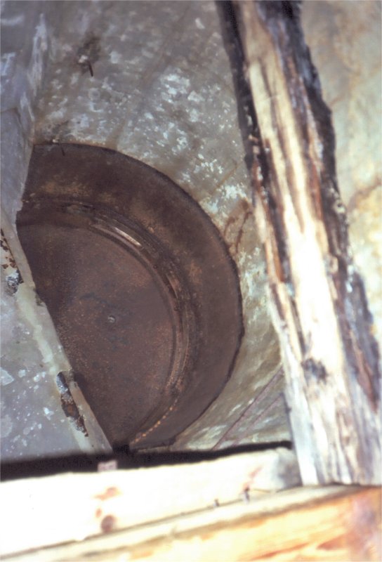 foto 80 - bunker bei demut - blick vom bunkerschacht nach oben zu den sichtfenstern